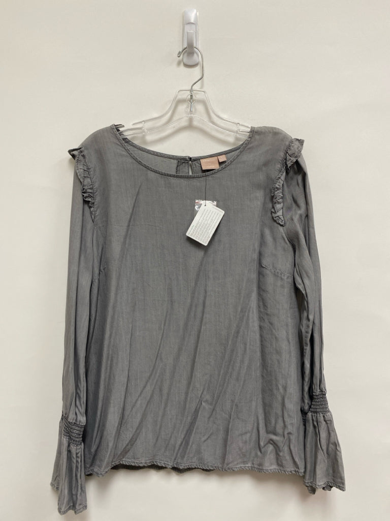 NWT cyrus Size L Gray Ruffles Ladies Top