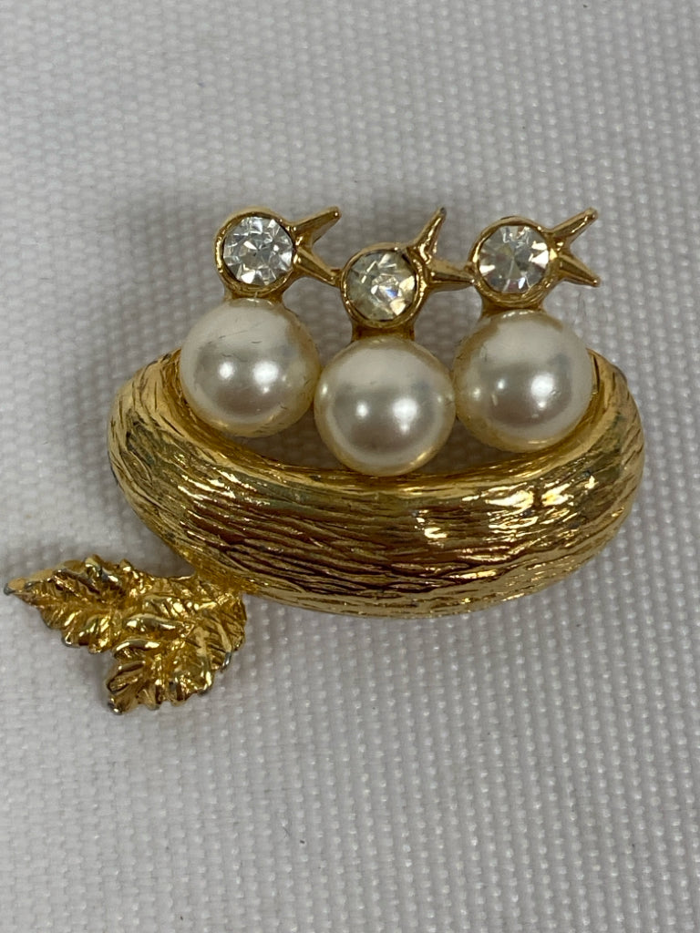Vintqage Marvella 1.5" Gold Color Pearl  Birdnest Pin