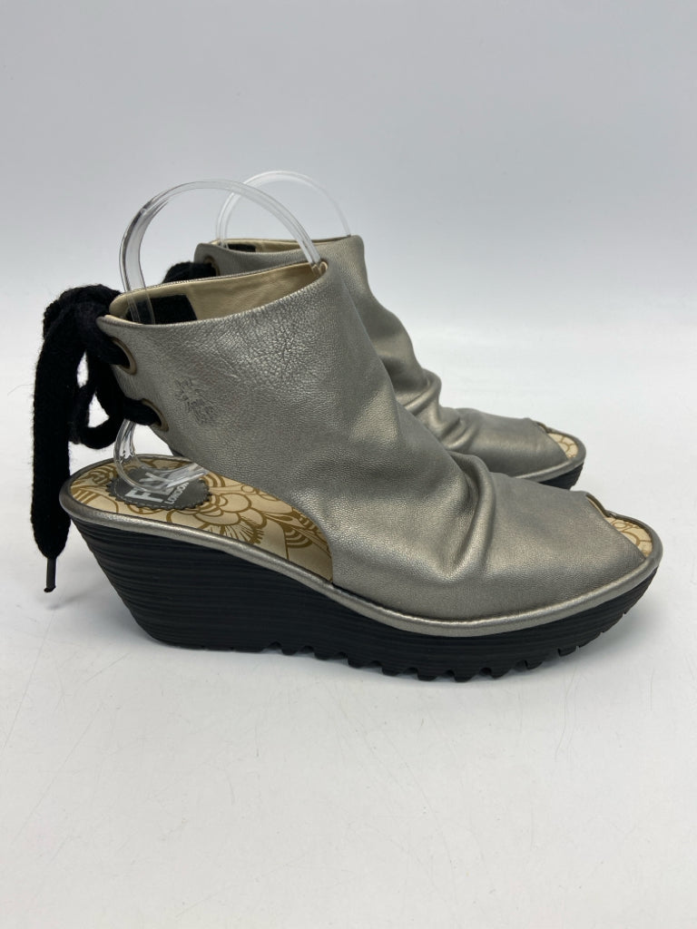 NWOT Fly London  Size 39 Pewter Sandals