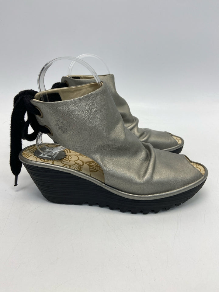 NWOT Fly London  Size 39 Pewter Sandals