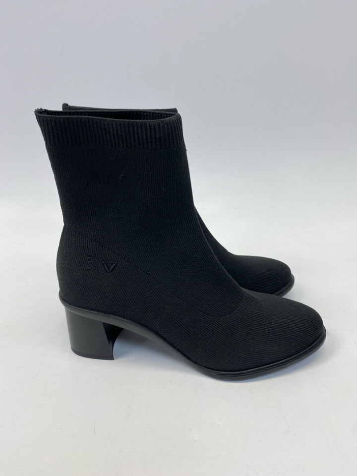 NWOT Vivaia  Size 39 Black Knit Boots