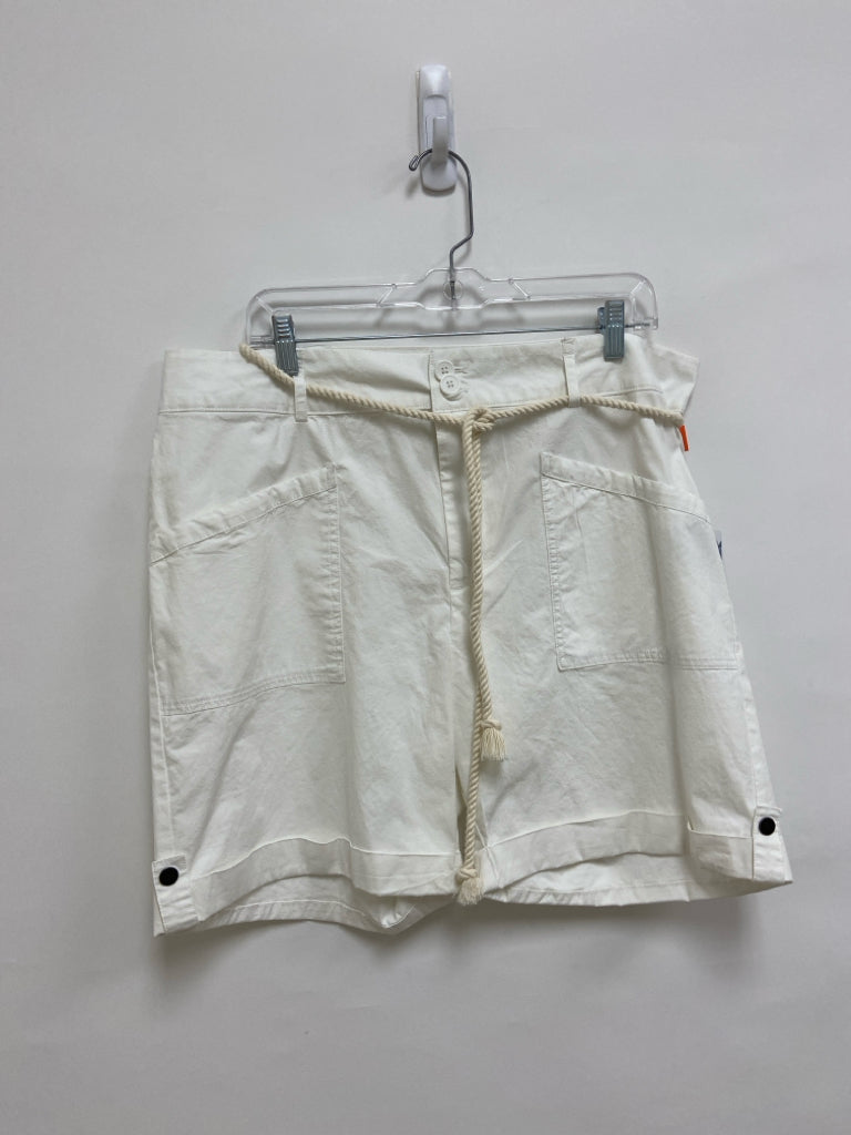 NWT  SIZE  16 White Plus Size Shorts