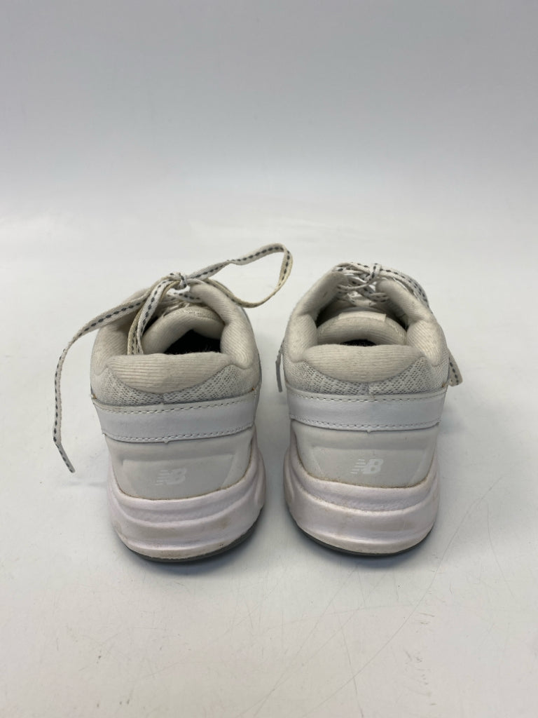 New Balance  Size 6 White Lace-up Sneakers