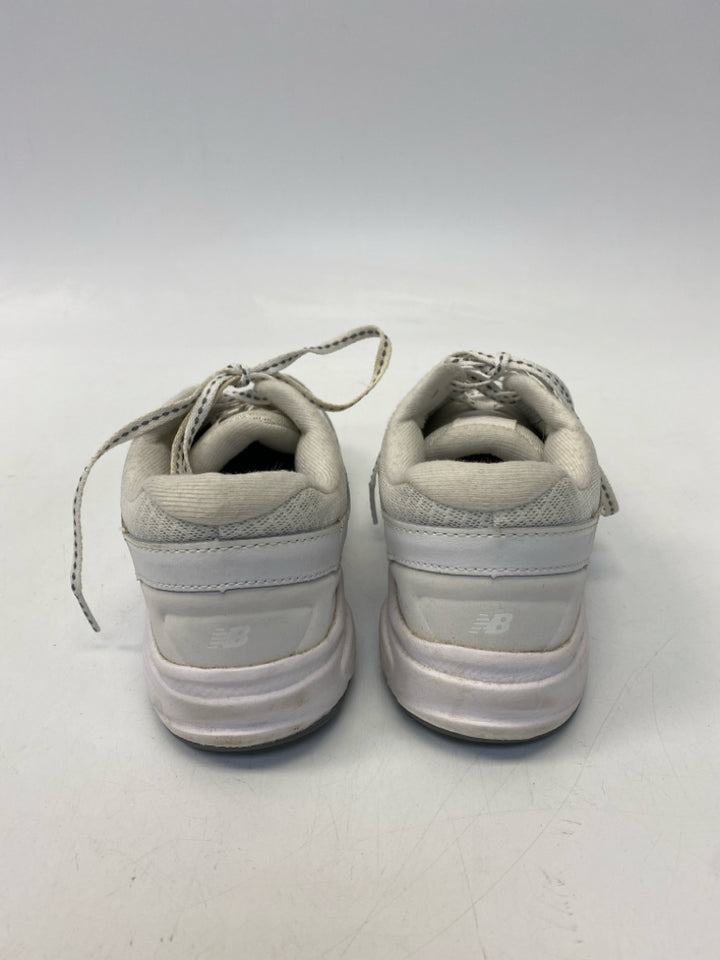 New Balance  Size 6 White Lace-up Sneakers