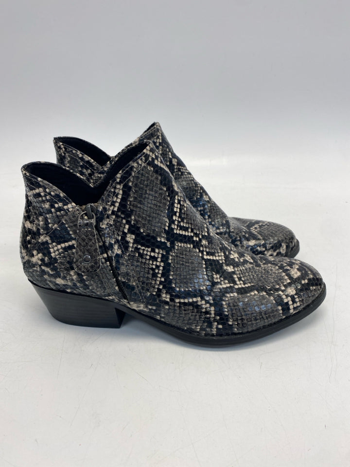 So US Shoe Size 8 Black Cream Animal Print Boots