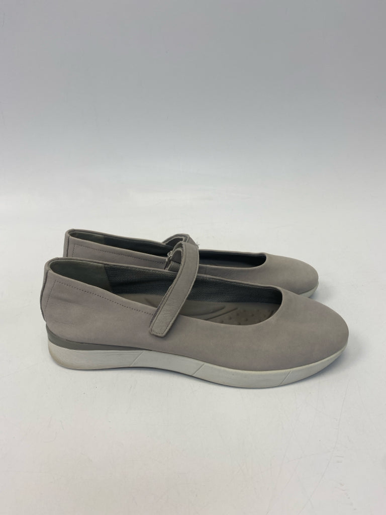 Easy Spirit  Size 9 Gray Flats