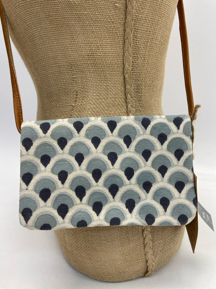 NWT Demdaco Turq/Cream Scallop Print Crossbody