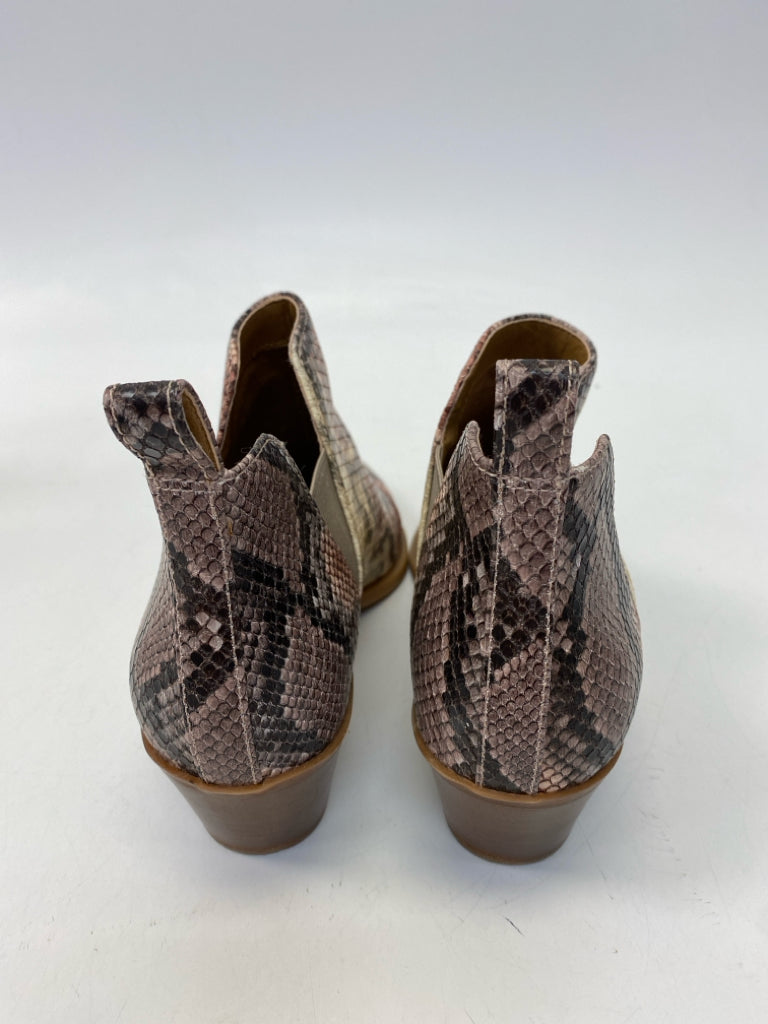 Dolce Vita  Size 8 Brown Black/Cream Snakeprint Boots