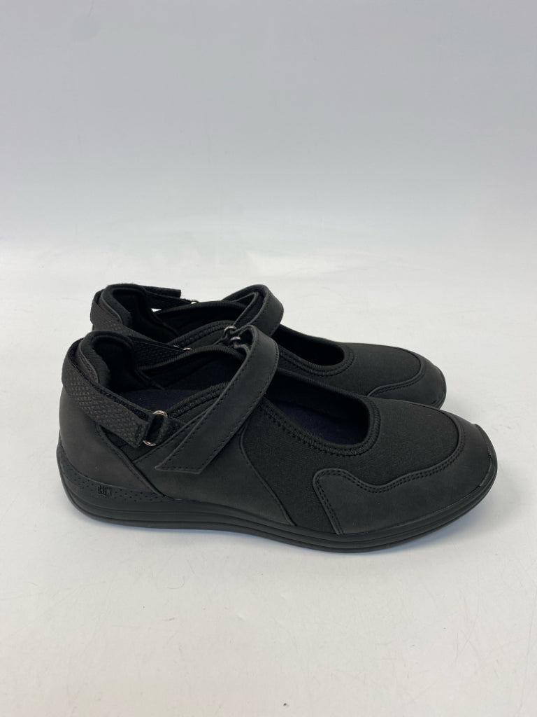 NWOT  Size 6.5 Black Flats