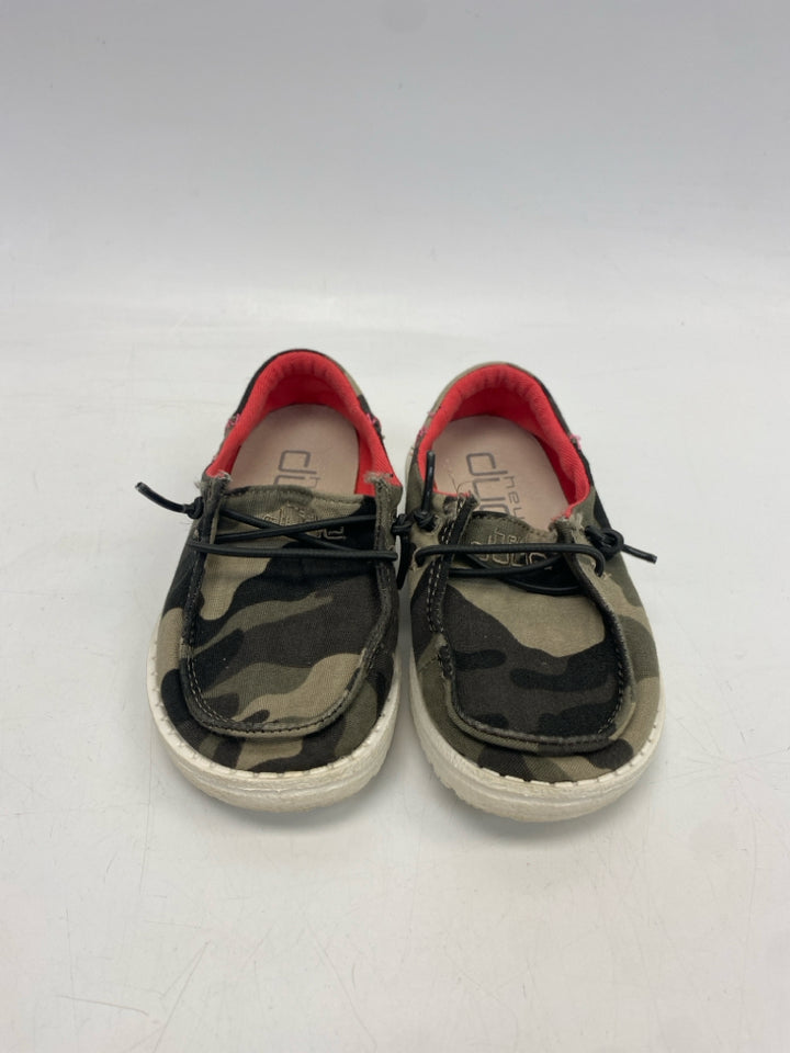Hey Dude SIZE 8 Green Tan Camouflage Girl&