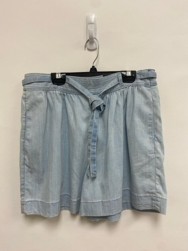 NWT Wht House/Blk Mkt Size 8 Light Blue Pull-on Chambray Ladies Shorts