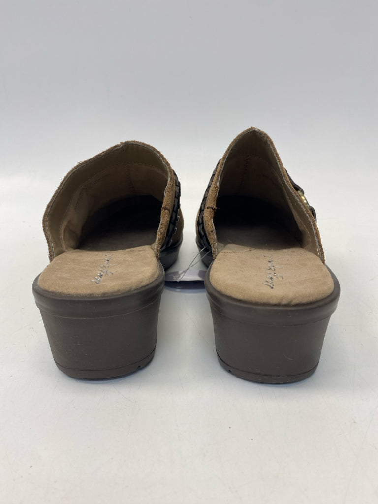 NWT Easy Spirit  Size 9 Brown Suede Clogs