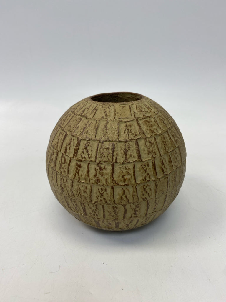 Cream Gold Pottery Vase