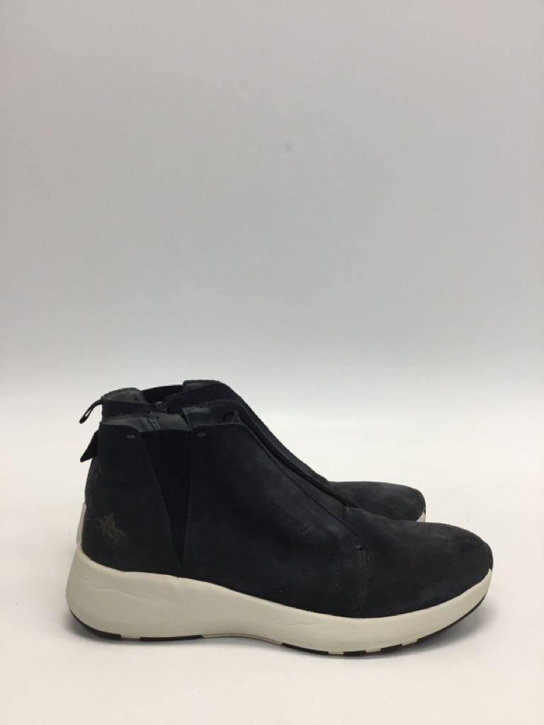 OTBT US Shoe Size 7.5 Navy Suede Sneakers