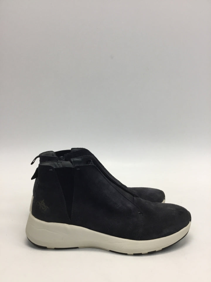 OTBT US Shoe Size 7.5 Navy Suede Sneakers