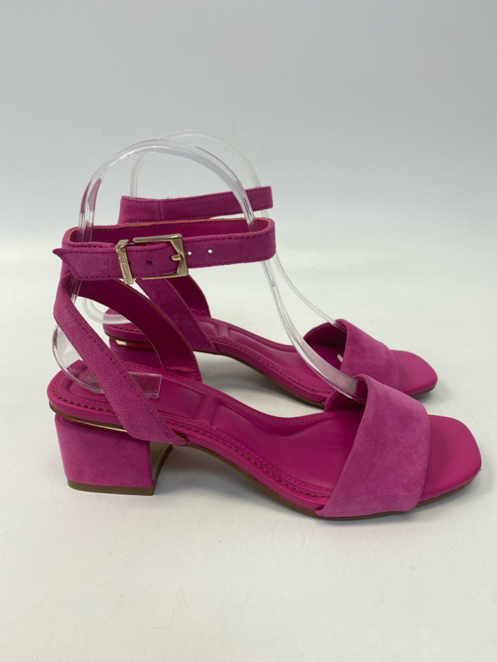 VINCE CAMUTO  Size 6 Fuchsia Suede Sandals