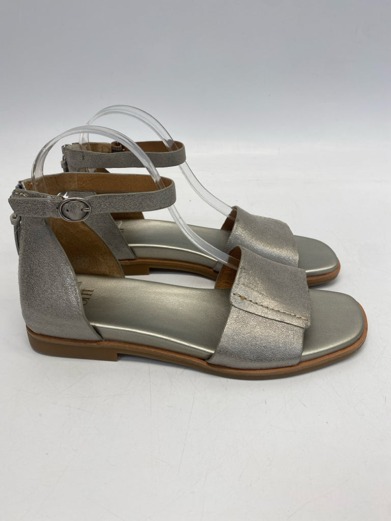NWOT Sofft  Size 8 Silver Sandals