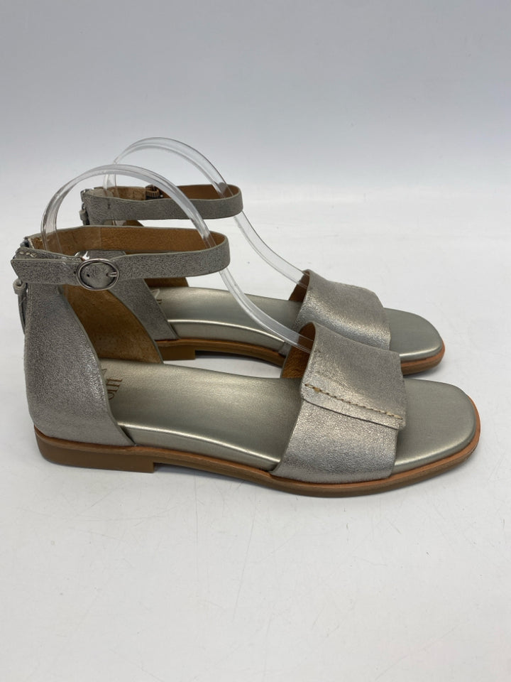 NWOT Sofft  Size 8 Silver Sandals
