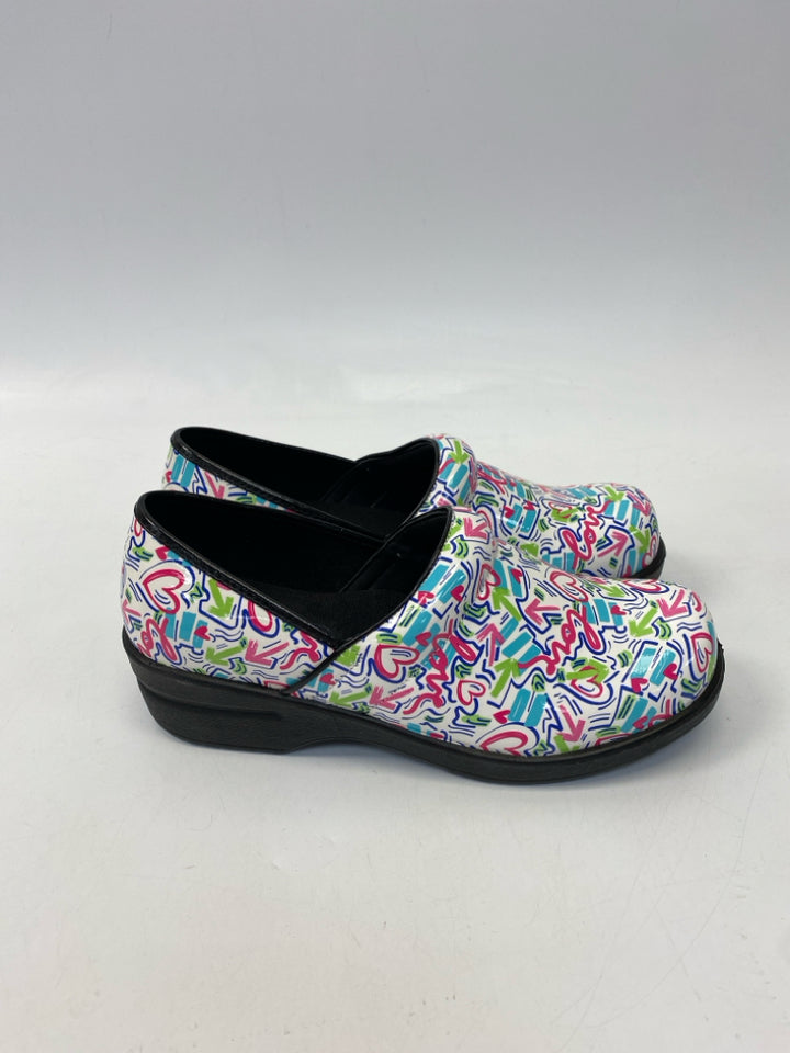 Size 9.5 White Multi-Color Print Clogs