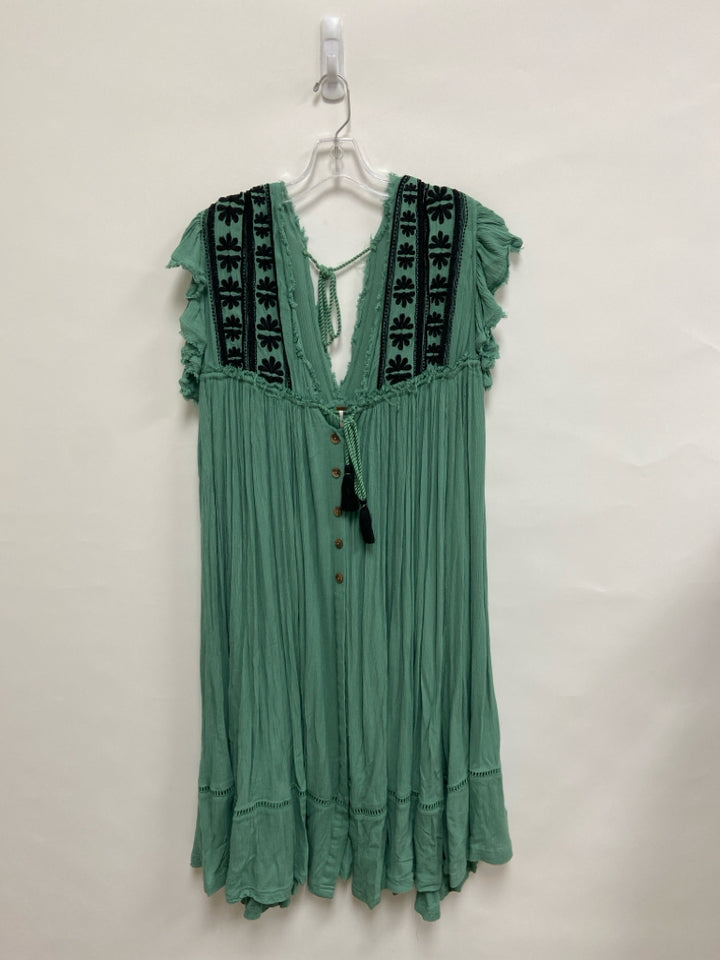 Free People Size XS Seafoam Black Crinkle Sleeveless Embroidered Ladies Dress