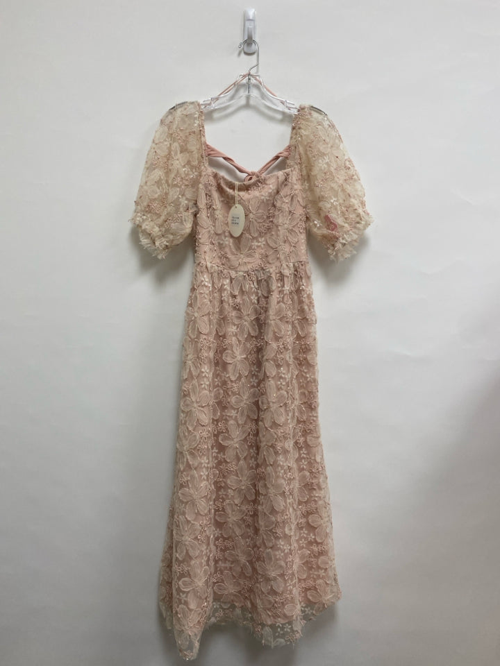 NWT Size M Beige Dusty Pink Texture Short Sleeve Ladies Dress