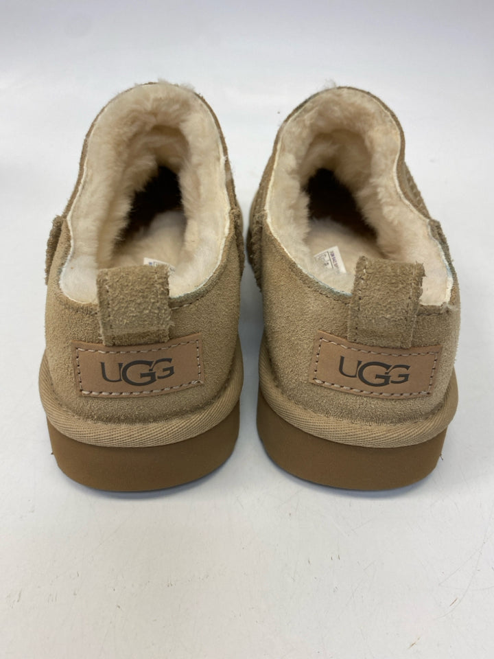 UGG  Size 8 Tan Suede Slippers