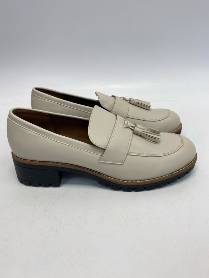NWOT Dream Pairs US Shoe Size 11 Bone Tassel(es) Flats