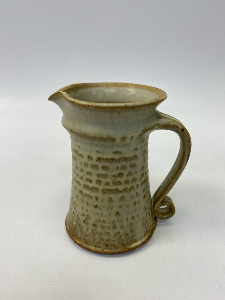 Cream/Gold Pottery