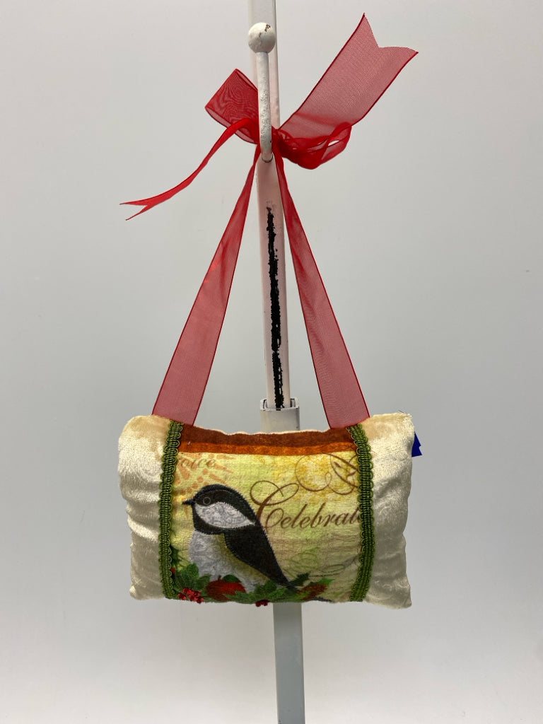 Cream/Green Red Birds Christmas