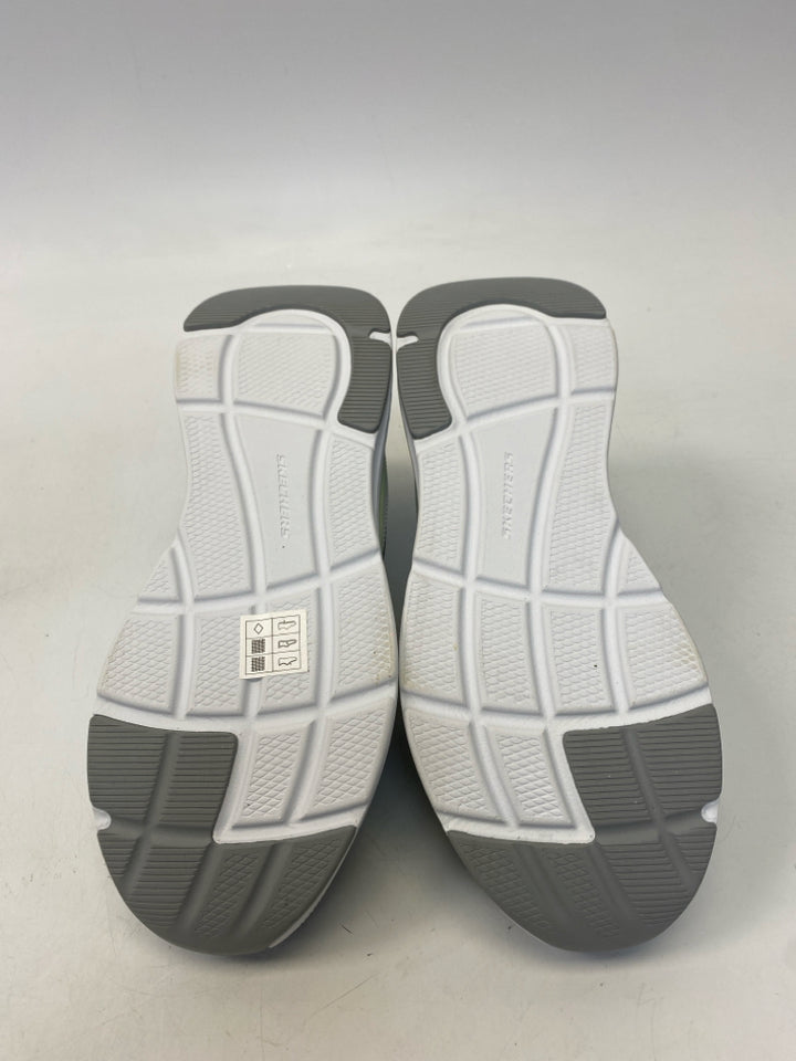 NWOT Skechers US Shoe Size 9 Gray Sneakers