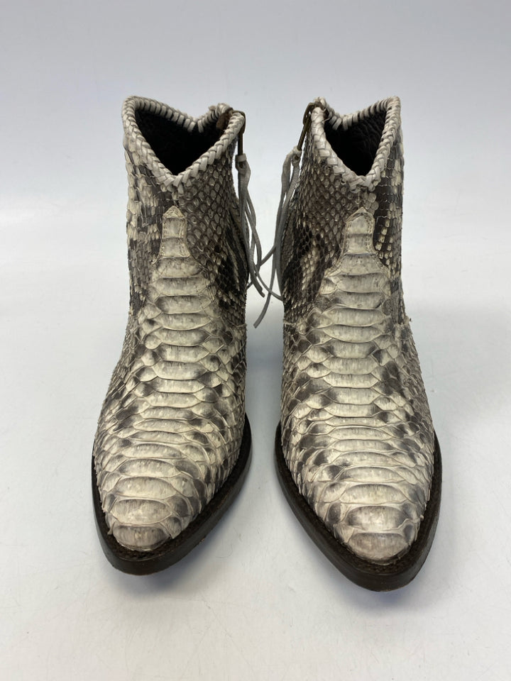 US Shoe Size 8.5 Cream/Brown Snake(s) Boots
