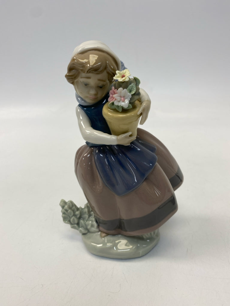 Lladro Purple/Yellow Multi Color Figurine