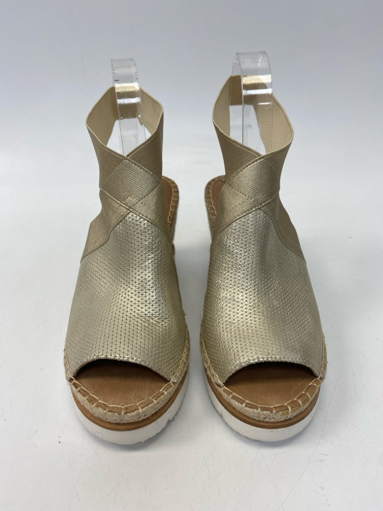 Gentle Souls  Size 7.5 Pale Gold Natural Sandals