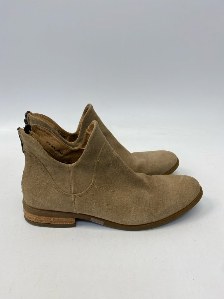 Born  Size 8 Brown Suede Boots