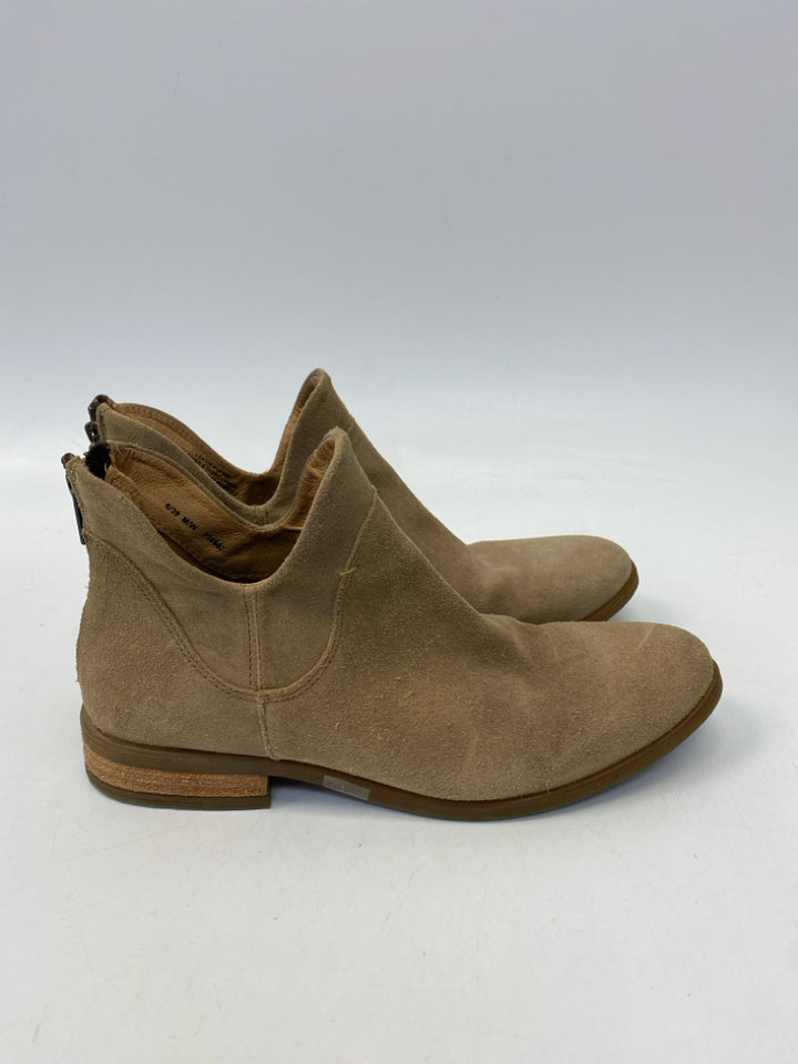 Born  Size 8 Brown Suede Boots