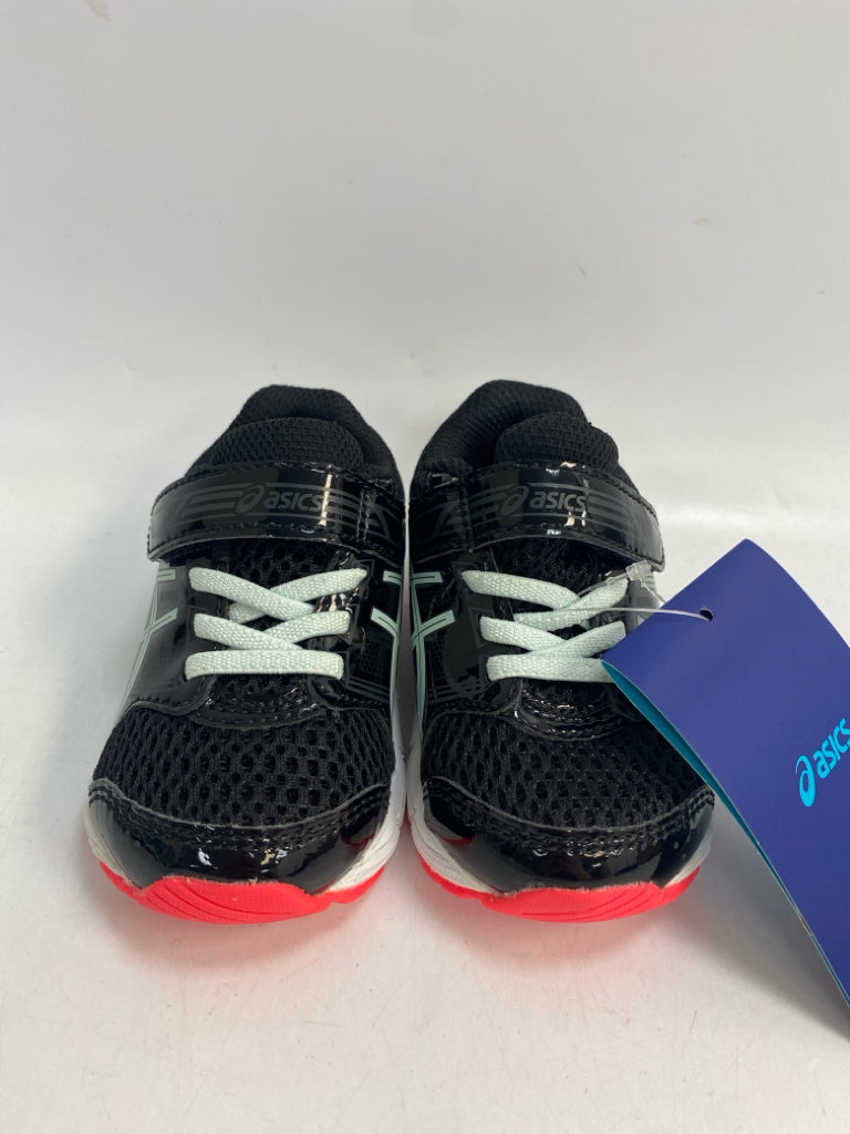 NWT Asics SIZE 4 Black Boy&