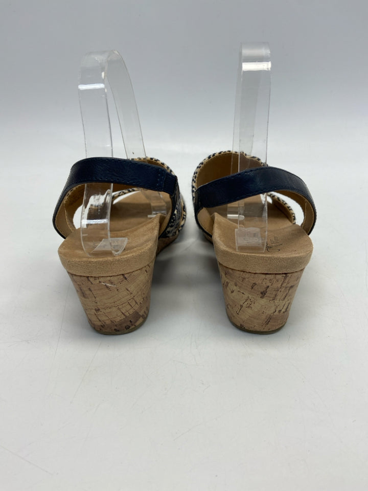 Life Stride  Size 10 Beige Navy Sandals