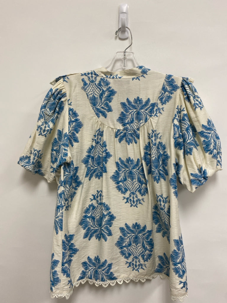 NWT GiGiO Size M Cream Blue Flowers Puff Sleeve Ladies Top