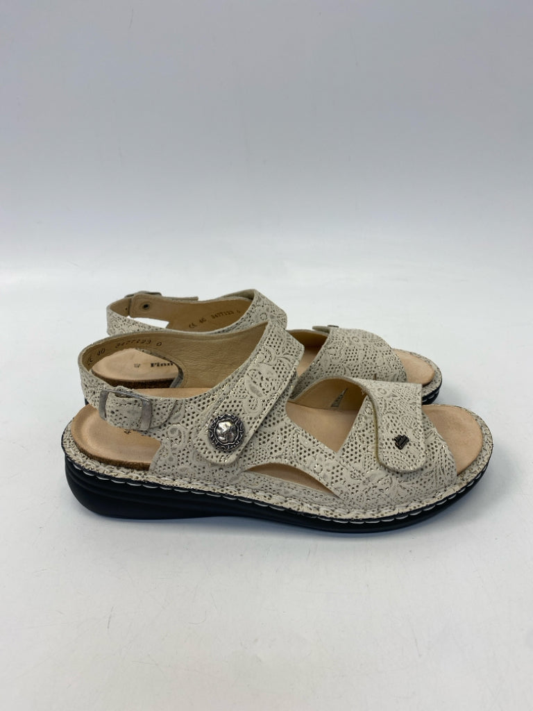 Finn Comfort Mellow Size 40 Cream Gold Print Sandals