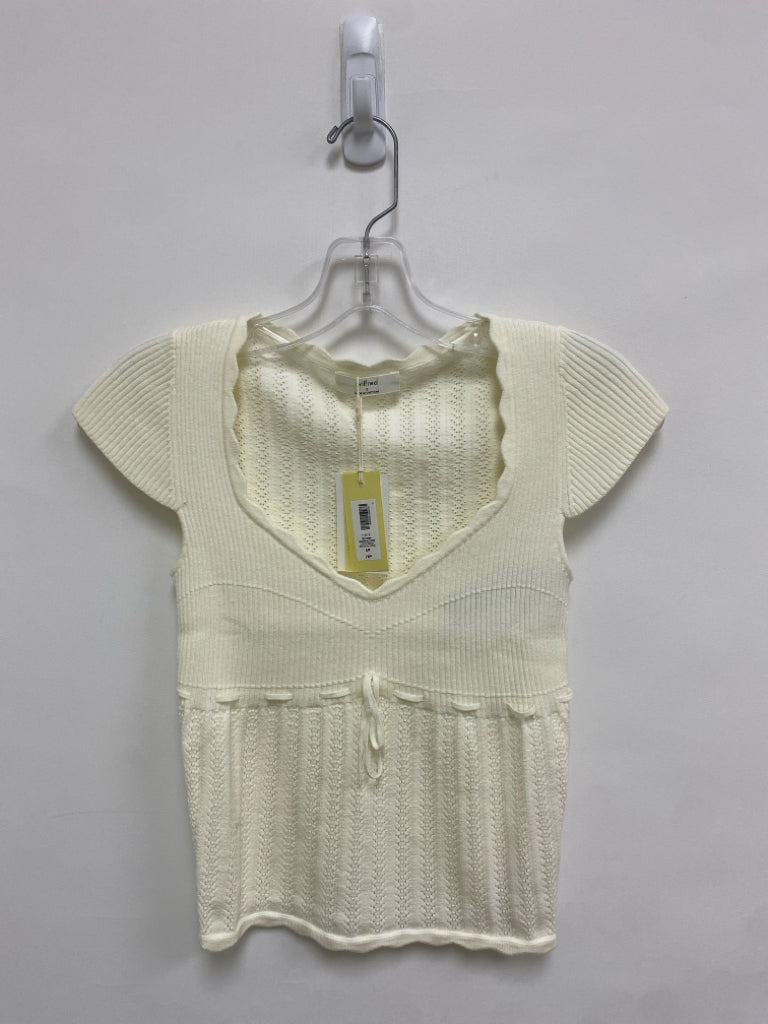 NWT Size S Cream Scalloped Cropped Ladies Sweater