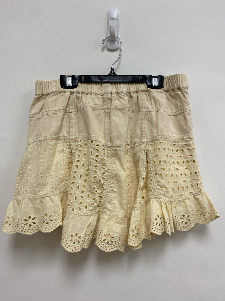 Oli &amp; Hali Size M Beige Eyelet Ladies Skort