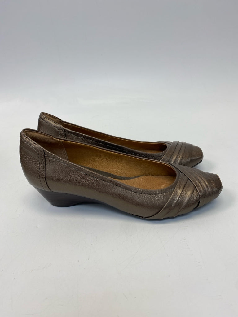 Clarks  Size 7 Pewter Metal Flats