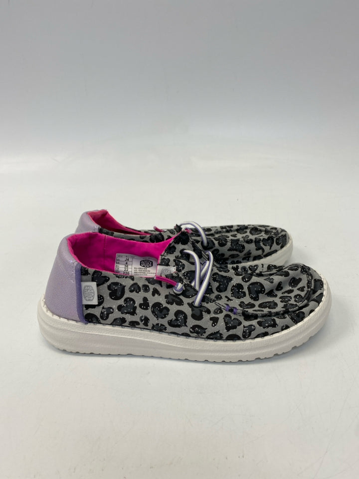 NWOT Hey Dude SIZE 4 Gray Black Animal Print Girl&