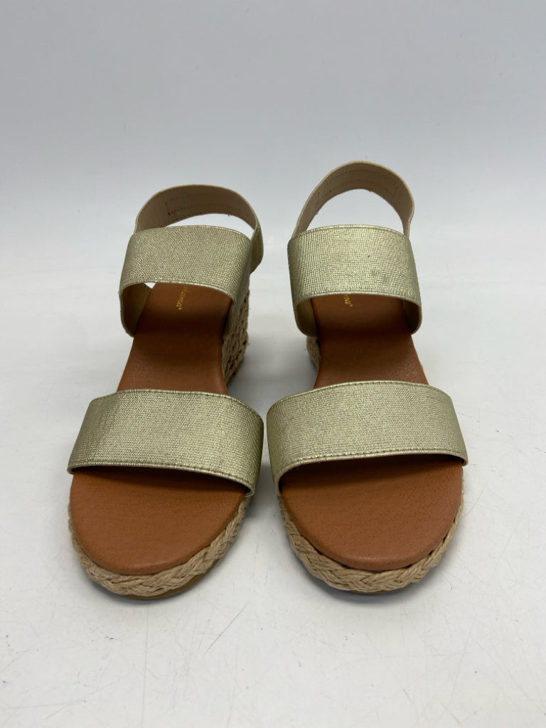 NWOT Tommy Bahama  Size 8 Gold Metallic Sandals