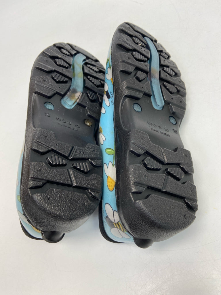 NWT  Size 10 Blue/White Yellow Bee(s) Clogs
