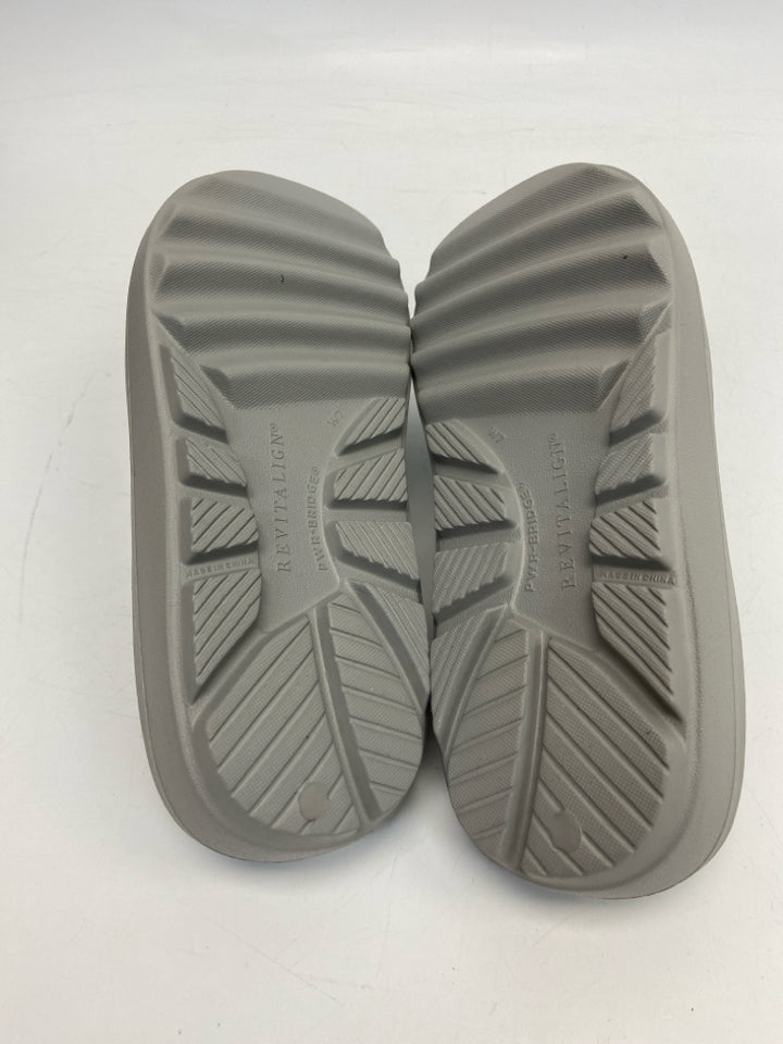 NWT  Revitalign Size 7 Gray Sandals