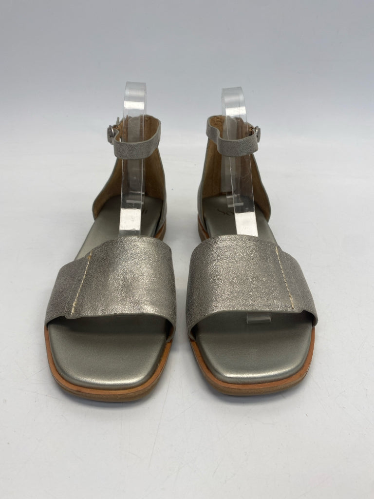 NWOT Sofft  Size 8 Silver Sandals