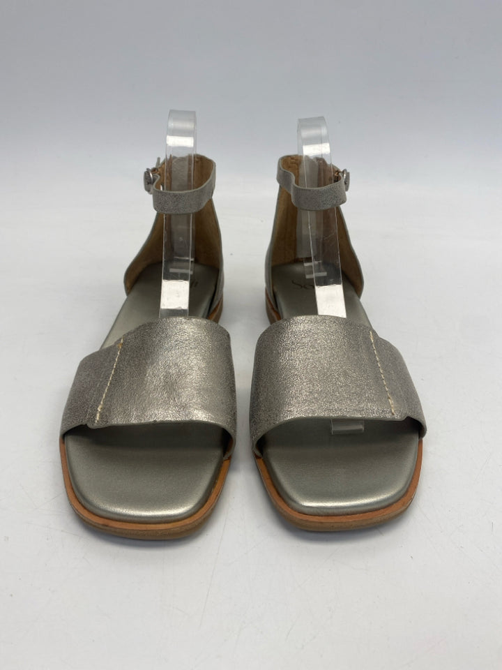 NWOT Sofft  Size 8 Silver Sandals