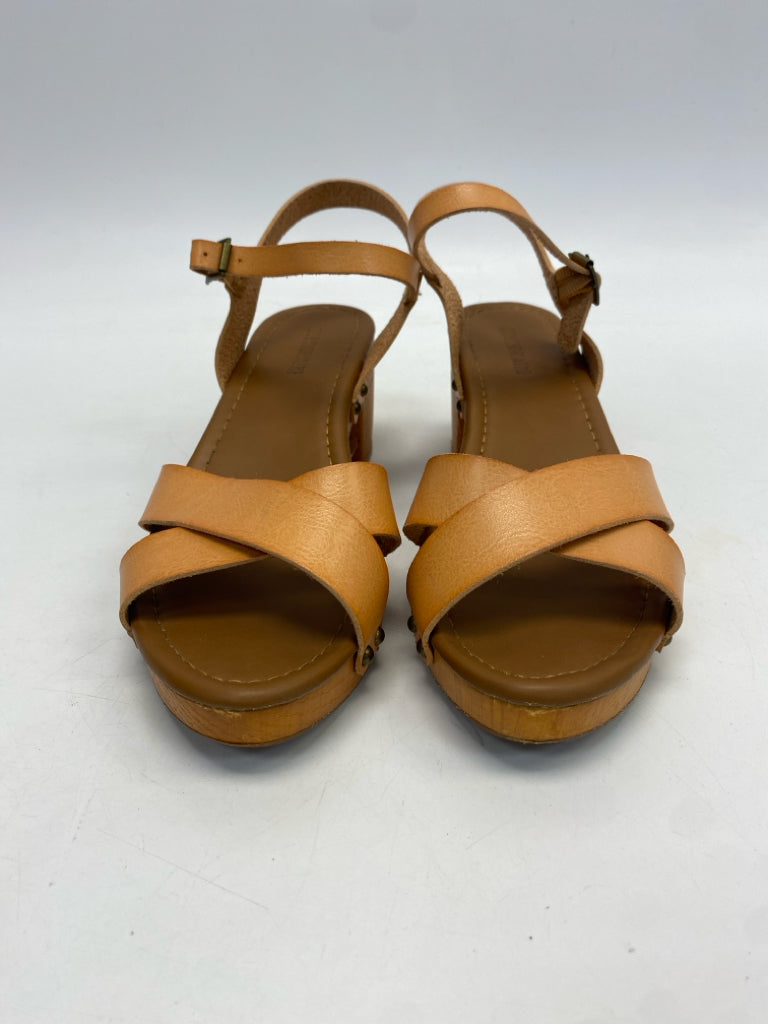 Cushionaire  Size 10 Brown Crisscross Sandals