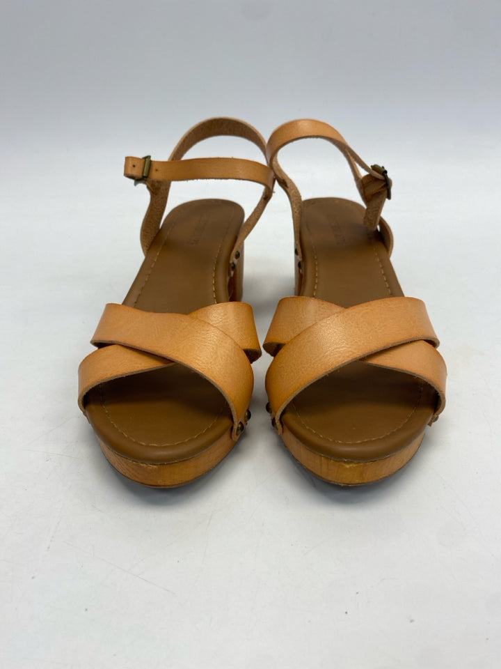 Cushionaire  Size 10 Brown Crisscross Sandals